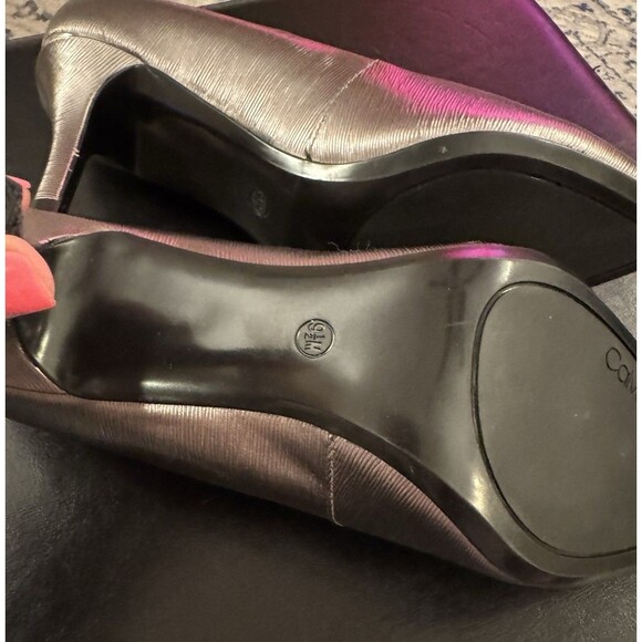 NEW Calvin Klein Gayle Shimmery Platinum Pumps Sz 9.5 Womens Dressy Tiny Flaw - Picture 9 of 12